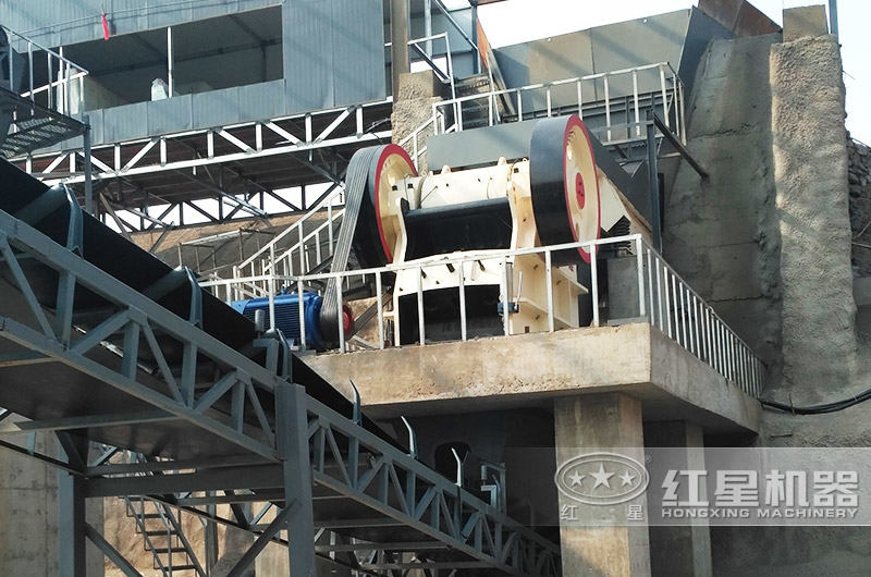 每小時產(chǎn)40t顎式粉石頭機工作現(xiàn)場 每小時產(chǎn)40t顎式粉石頭機工作現(xiàn)場