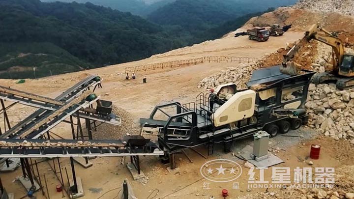 石灰石移動(dòng)破碎生產(chǎn)線現(xiàn)場(chǎng)，配移動(dòng)顎破機(jī)