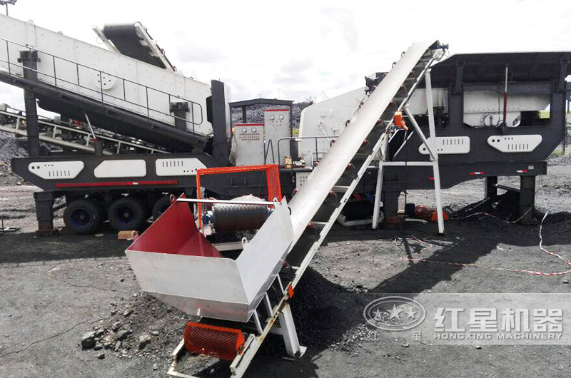 輪胎移動(dòng)顎破機(jī)+輪胎移動(dòng)反擊破，時(shí)產(chǎn)200噸石頭破碎生產(chǎn)線現(xiàn)場 