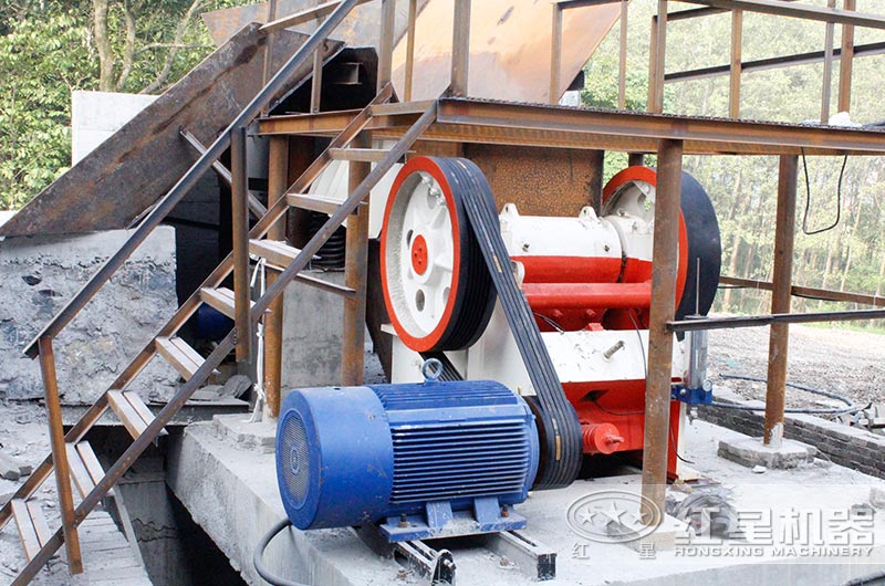 顎式破碎機作粗碎、進料口大