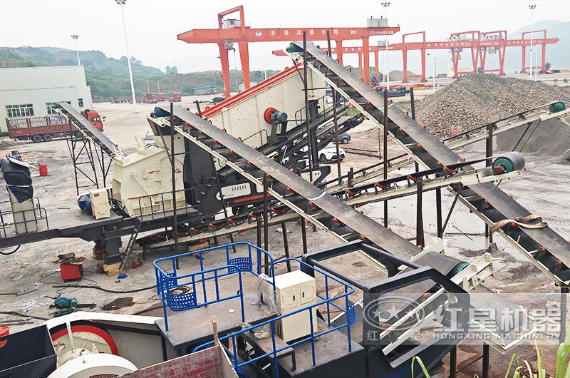 反擊破篩分移動(dòng)式破碎機(jī)現(xiàn)場(chǎng) 反擊破篩分移動(dòng)式破碎機(jī)現(xiàn)場(chǎng)