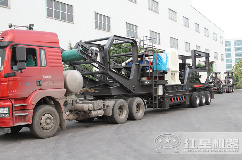 小型移動(dòng)石頭粉碎機(jī)直接開(kāi)往客戶現(xiàn)場(chǎng) 小型移動(dòng)石頭粉碎機(jī)直接開(kāi)往客戶現(xiàn)場(chǎng)