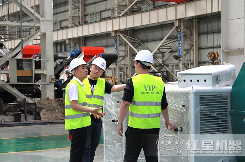 客戶到廠實(shí)地考察，對(duì)比設(shè)備