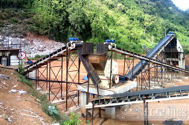 石灰石破碎生產(chǎn)線現(xiàn)場(chǎng)