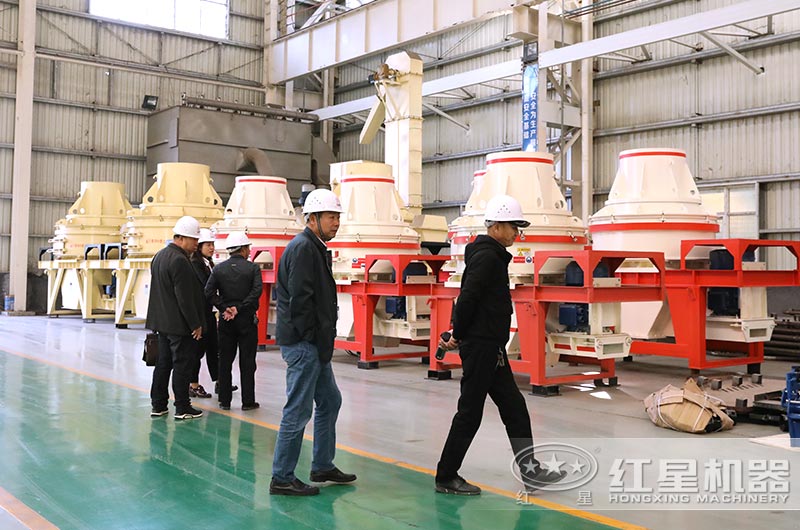 客戶到廠考察小型磨砂機設備 客戶到廠考察小型磨砂機設備