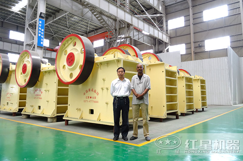 鄂式破碎機(jī)客戶(hù)來(lái)廠(chǎng)參觀(guān) 鄂式破碎機(jī)客戶(hù)來(lái)廠(chǎng)參觀(guān)