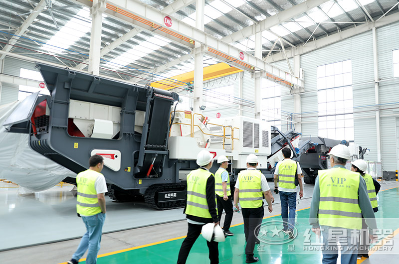 客戶來廠選購(gòu)移動(dòng)破碎站