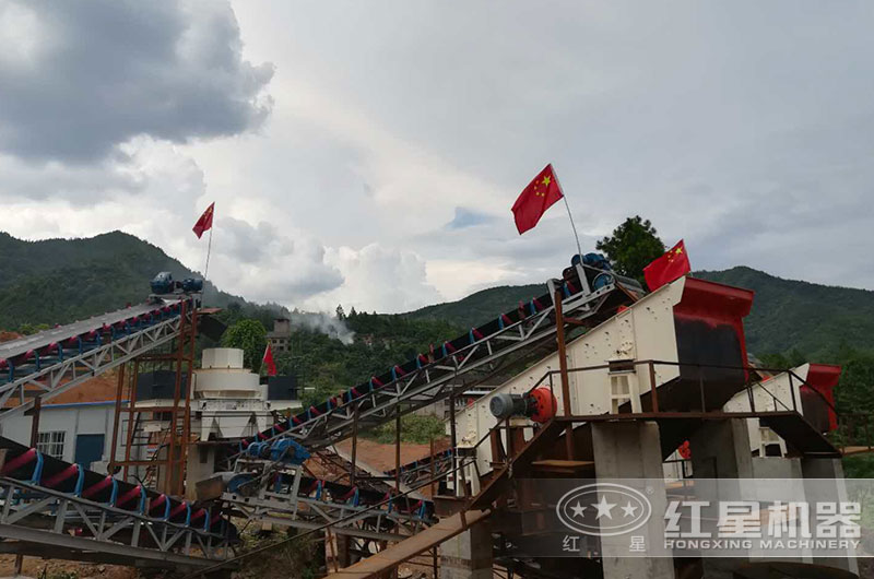 河卵石制砂碎砂加工現(xiàn)場 河卵石制砂碎砂加工現(xiàn)場