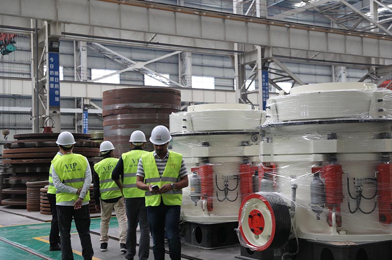 客戶來廠考察圓錐破碎機 客戶來廠考察圓錐破碎機