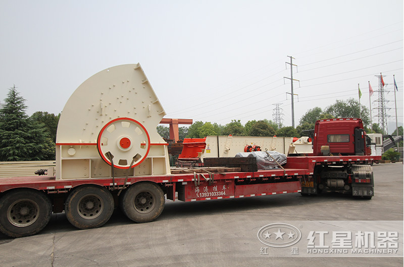 紅星錘式破碎機裝車發(fā)貨現場