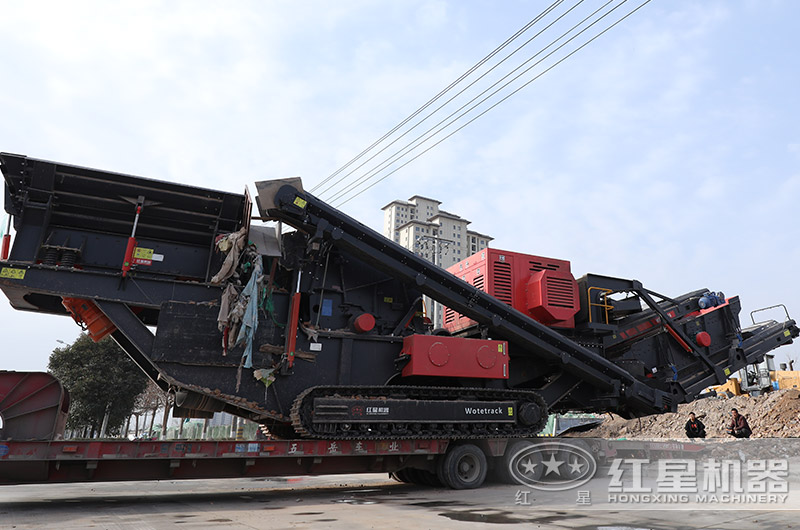 移動(dòng)破碎站轉(zhuǎn)場(chǎng)作業(yè)中