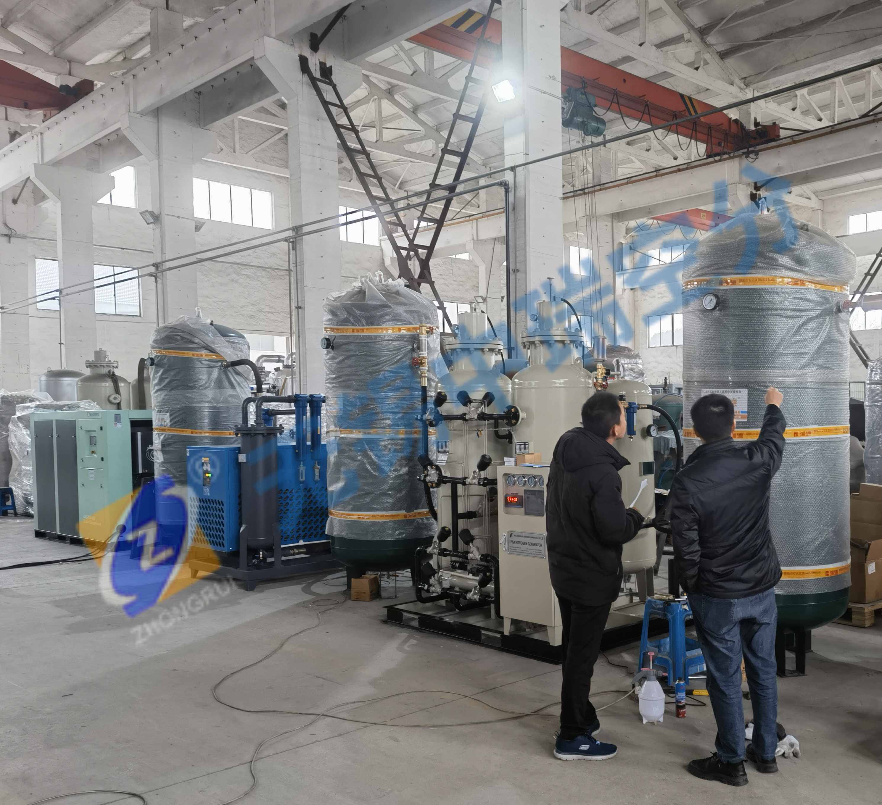 整套高純度制氮機發(fā)貨前，客戶來工廠實地驗貨及學(xué)習(xí)，無錫中瑞空分全力提供優(yōu)良服務(wù)